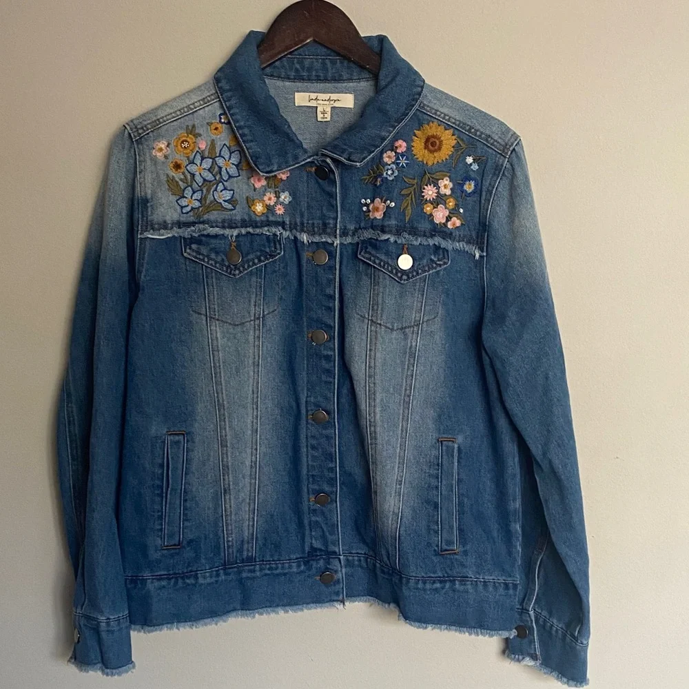 Linda Anderson Embroidered Floral Denim Button Front Jacket with Raw Hems. Large - Picture 3 of 10